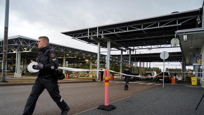 Un guardia coloca una cinta en el cruce fronterizo de Vaalimaa, en Finlandia.