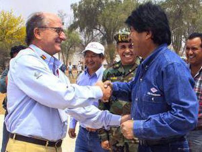 Fotografía facilitada por la petrolera española Repsol de su presidente, Antonio Brufau (i), junto al jefe de Estado boliviano, Evo Morales, durante la inauguración del nuevo módulo de la planta de procesamiento de gas Margarita, en el departamento de Tarija, en el sur del país andino, que permitirá incrementar sus exportaciones.