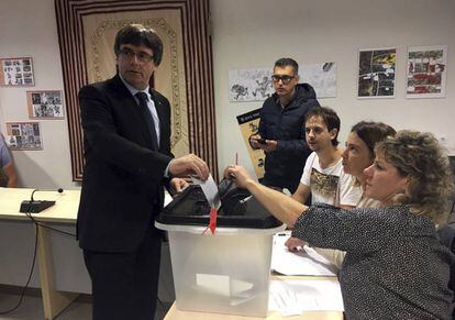 El presidente de la Generalitat, Carles Puigdemont, vota este domingo en el referéndum de independencia.