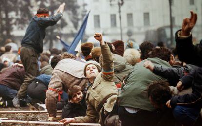 Manifestantes rumanos se enfrentaron a las fuerzas del orden en las jornadas decisivas de diciembre de 1989, cuando cayó el dictador Ceausescu.