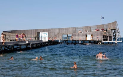 Una plataforma de madera para el baño en la playa de Amager.