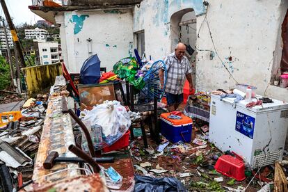 Un hombre revisa el estado de su vivienda tras el paso del huracán Otis, este jueves, en el balneario de Acapulco, en el estado de Guerrero (México).