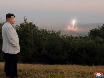 Kim Jong-un supervisaba, en esta imagen distribuida por el régimen, el lanzamiento de un misil, una pruena que se llevó a cabo entre el 25 de septiembre y el 5 de octubre, desde una localización no desvelada.