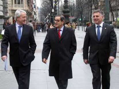 El presidente de Kutxabank, Mario Fernández (en el centro), con sus dos vicepresidentes, Carlos Zapatero (izquierda) y Xabier Iturbe.