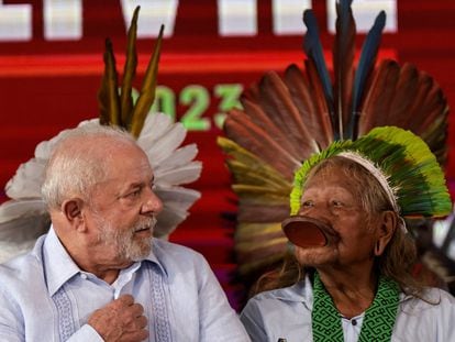 El presidente Lula, junto al líder indígena Raoni Metuktire, este viernes en Brasilia después de que el primero firmara la creación de seis nuevas reservas nativas.