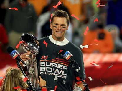 Tom Brady levanta el trofeo Vince Lombardi que le acredita como campeón de la Super Bowl con Tampa Bay.
