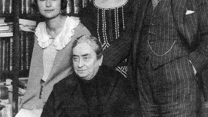Fernando de los Ríos, con su madre, Fernanda Urruti; su esposa, Gloria Giner, y su hija Laura.