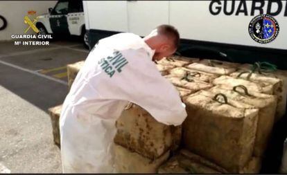 La Guardia Civil con el materia incautado de la operación.