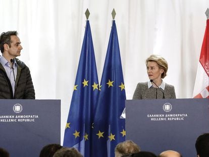 La presidenta de la Comisión Europea, Ursula von der Leyen, junto al primer ministro griego, Kyriakos Mitsotakis, el pasado martes.