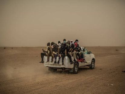 Un grupo de migrantes en la parte trasera de una camioneta atraviesa el desierto de N&iacute;ger en direcci&oacute;n Libia.