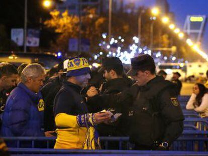 Hasta 4.000 agentes garantizan la ausencia de incidentes hasta el partido durante una jornada en el que las hinchadas tomaron el centro de la capital española