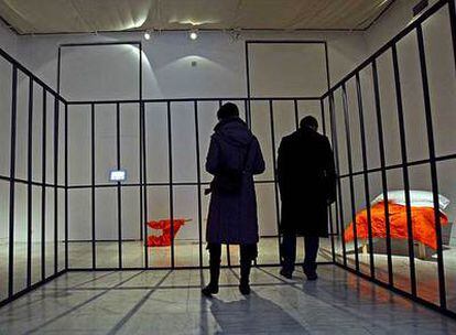 Dos personas contemplan la exposición <i>Guantanamo Museum.</i>