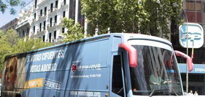 El autobús publicitario del grupo antiabortista crítico con Cifuentes, a su paso por delante de la sede del PP en Génova