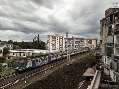 Bagnoli es uno de los barrios napolitanos golpedaos por la crisis industrial.