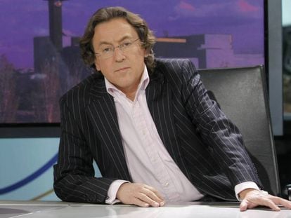 Hermann Tertsch en su época como presentador del informativo 'Diario de la Noche', emitido en Telemadrid.