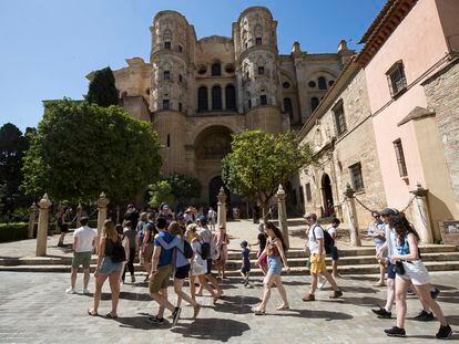 Turistas junto a la catedral de Málaga.