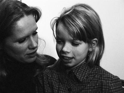 Liv Ullmann con su hija Linn Ullmann a inicios de los setenta.