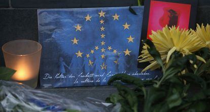 Una bandera que combina el s&iacute;mbolo de la paz con la bandera europea en uno de los homenajes a las v&iacute;ctimas de Bruselas. 