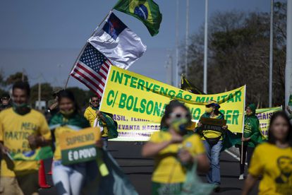 Unos manifestantes piden una intervención militar con Bolsonaro en el poder durante un acto en Brasilia, el pasado 28 de junio.