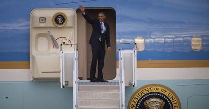 Obama saluda desde el avi&oacute;n presidencial antes de abandonar Australia.