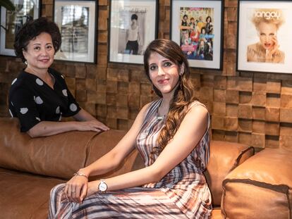 La artista Estíbaliz Martyn junto a la empresaria Margaret Chen este lunes en la recepción del hotel ME Madrid Reina Victoria.