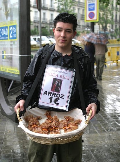 'Un joven emprendedor' ofrece saquitos de arroz a un euro. El coste de la boda estuvo entorno a los 20 millones de euros. El Ayuntamiento de Madrid se gastó nueve millones de euros en iluminar monumentos, cubrir edificios con lonas y la decoración; Patrimonio Nacional, dos y medio, y la seguridad costó ocho. Entre los gastos, la manutención y el alojamiento de buena parte de los 23.600 funcionarios, la decoración obra de Pascua Ortega, la conversión del patio del Príncipe del palacio Real en el enorme comedor en el que tuvo lugar el banquete.