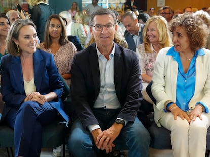 El presidente del PP, Alberto Núñez Feijóo, junto a las portavoces en el Congreso, Cuca Gamarra, y en el Parlamento Europeo, Dolors Montserrat, el pasado lunes en Barcelona.