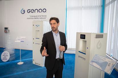 Carlos García, director general de Genaq, muestra en la planta de Lucena (Córdoba) una botella de agua extraída de uno de los generadores atmosféricos de la compañía.