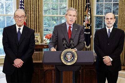 Alan Greenspan (izquierda), junto al presidente George W. Bush y Ben Bernanke.