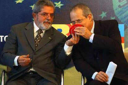 Lula ofrece una almohadilla perfumada a Dirceu, ayer en un acto en Brasilia.