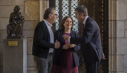 Ada Colau con el comisionado de Cultura Jaume Subirats, izquierda, y el comisionado de Empresa, Lluis G&oacute;mez.