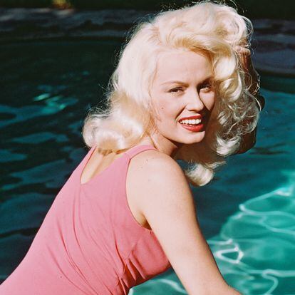 Mamie Van Doren fotografiada en 1955, cuando intentaban hacer de ella un producto claramente inspirado en Marilyn Monroe.