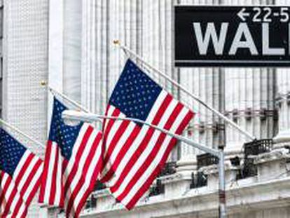 Banderas de EE UU en Wall Street.