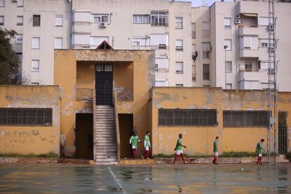 Los jugadores de Alma de África salen del vestuario antes de jugar el partido contra el Tarifa en el campo de San Telmo, el pasado domingo 14 de enero.