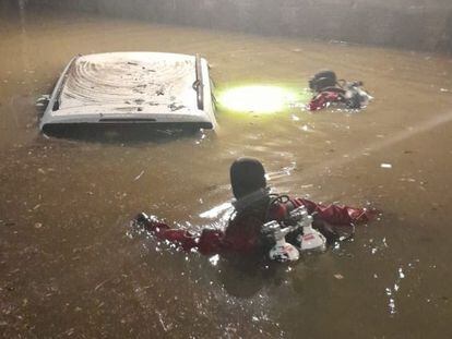 El vehículo quedó totalmente inundado.