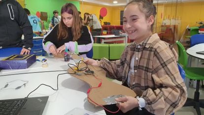 Una alumna de Educación Primaria del CEIP Ciudad de Ceuta elabora una guitarra eléctrica usando cartones, dentro de un Aula del Futuro.