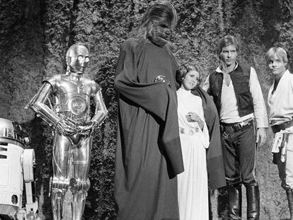 Carrie Fisher junto al reparto de La guerra de las galaxias en 1978.