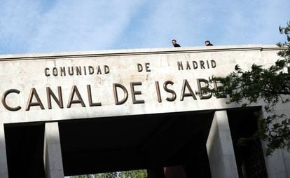 Entrada de la sede del Canal de Isabel II en Madrid.