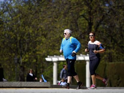 Una pareja mayor corre por Madrid, en 2015.