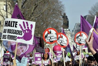 Manifestación por el día internacional de la mujer en la que se portaron pancartas contra la violación, ayer en Paris.