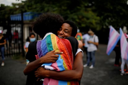 Activistas y miembros de la comunidad LGBTI se manifiestan con motivo del Día Internacional contra la Homofobia, la Transfobia y la Bifobia en El Salvador.