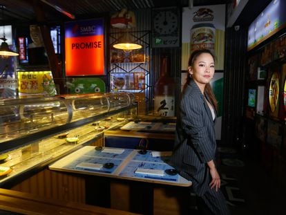 Paloma Fang, joven empresaria hostelera posando en el Running Sushi in Osaka, uno de sus siete restaurantes asiáticos en Madrid.