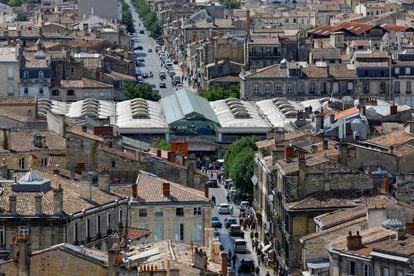 Una panorámica elevada del barrio de Saint Michel, con el mercado de los Capuchinos en el centro.