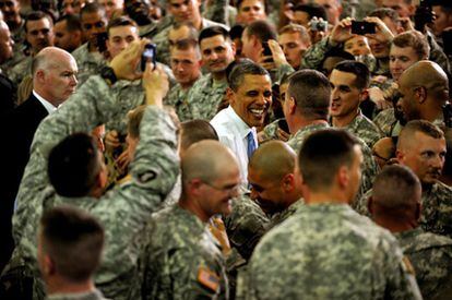 Obama con soldados que acaban de volver de Afganistán en la base militar de Fort Campbell, Kentucky. Antes de su discurso, se reunió a puerta cerrada para felicitar al comando que mató a Bin Laden.