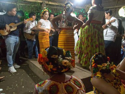 Celebración de un fandango con son jarocho en una palapa de Jáltipan, Veracruz.