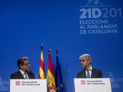 El delegado del Gobierno en Cataluña Enric Millo (i) y el secretario general técnico del Ministerio del Interior, Juan Antonio Puigserver, en una imagen de archivo.