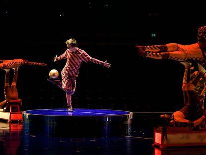 Un grupo de acróbatas del espectáculo Messi by Cirque du Soleil que se estrena mundialmente en el Parc del Fòrum de Barcelona.