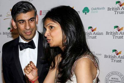 El ministro de Economía del Reino Unido, Rishi Sunak, y su esposa, Akshata Murty, en un evento en Londres el 9 de febrero.