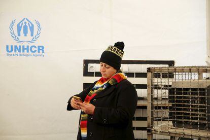 Una refugiada utiliza su móvil en unas instalaciones de la Onu en Macedonia.