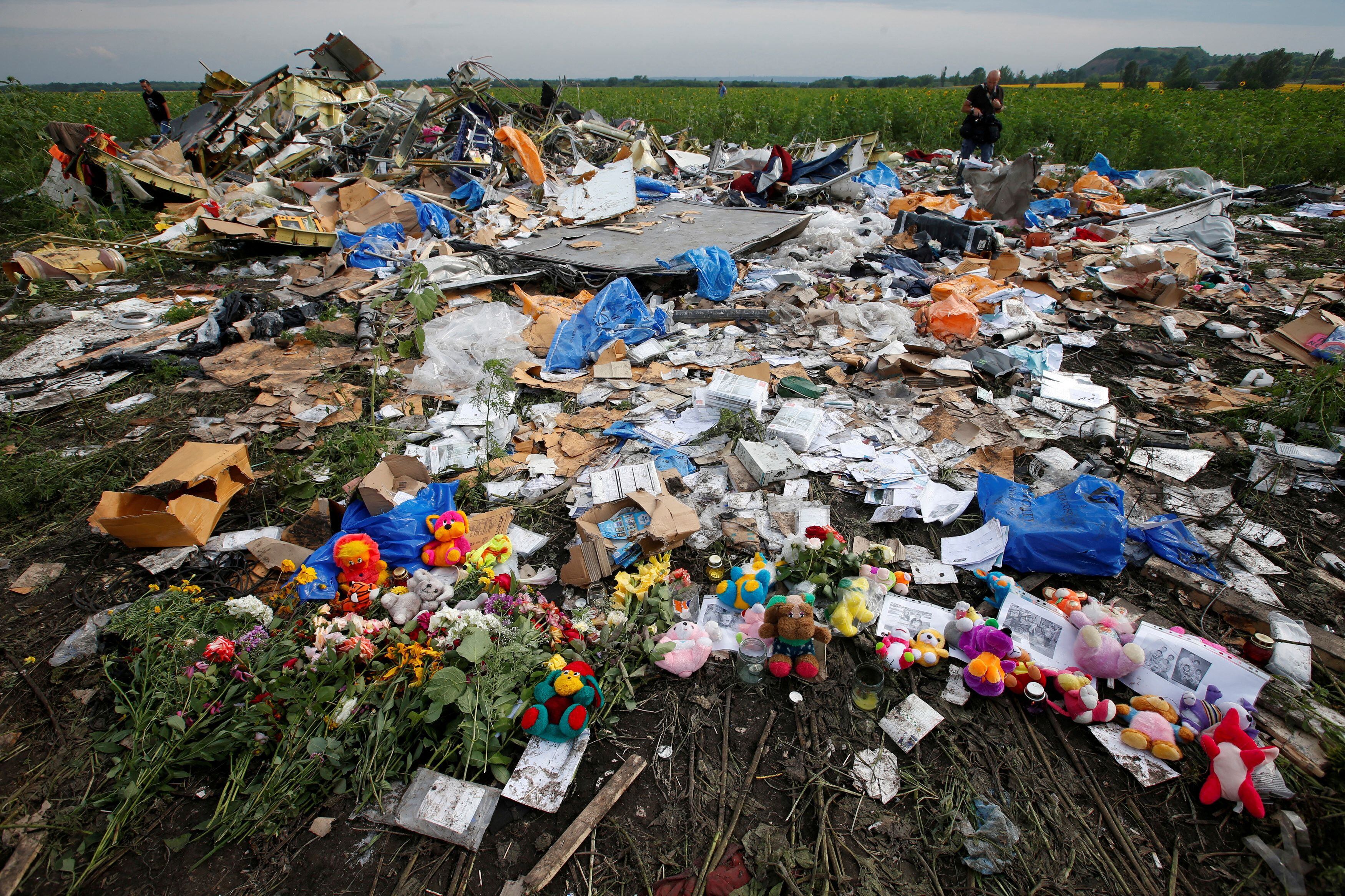 Flores, cartas y obsequios de homenaje en el lugar en el que cayó el MH17, en Donetsk en julio de 2014.